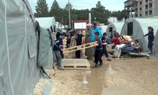 ŞÊXAN - Li kampa Kurdên Êzidî lehî rabû û avê da bin 30 çadiran