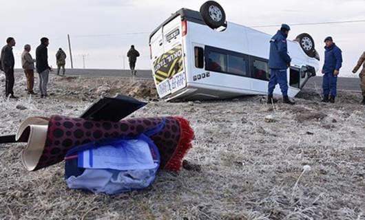 Kars'ta öğrenci servisi devrildi: 15 yaralı