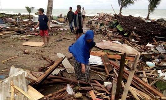 Endonezya'da tsunami: 62 ölü