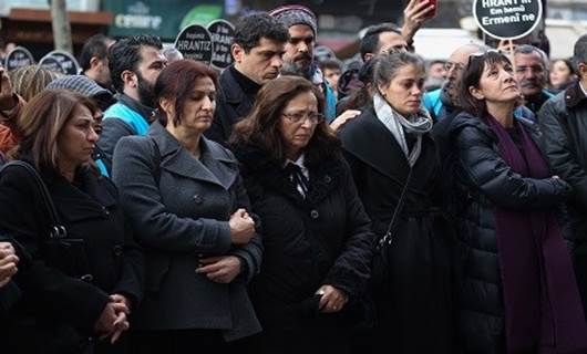 Hrant Dink, Agos gazetesi önünde anıldı