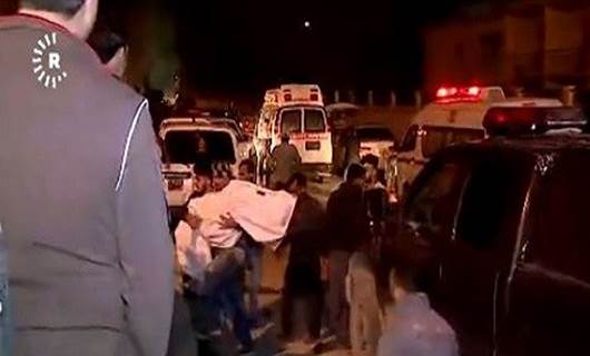 Kurban yakınları Musul Adli Tıp Kurumu önünde