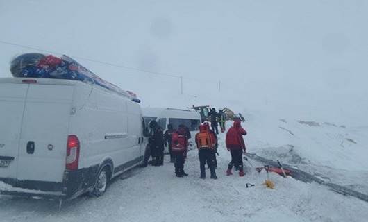 Van-Hakkari kara yolu kapandı: 16 kişi hastaneye kaldırıldı