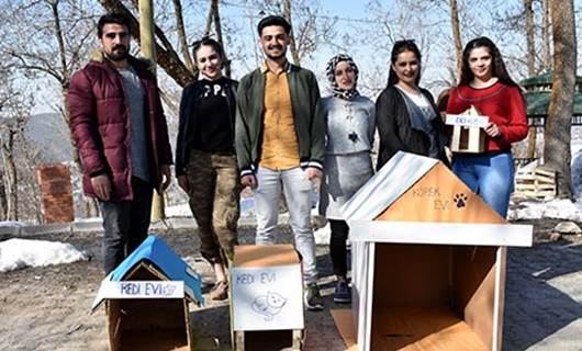 MUŞ - Üniversite öğrencileri sokak hayvanları için barınak yaptı