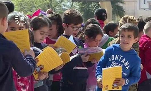 Kamışlo’da ücretsiz Kürtçe kitap dağıtıldı