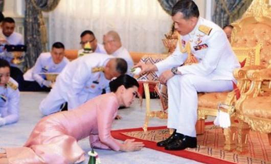 Tayland Kralı, kendi korumalarının komutanı ile evlendi