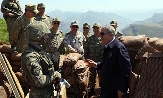 Türkiye Milli Savunma Bakanı ile kuvvet komutanları Hakurk sınırında