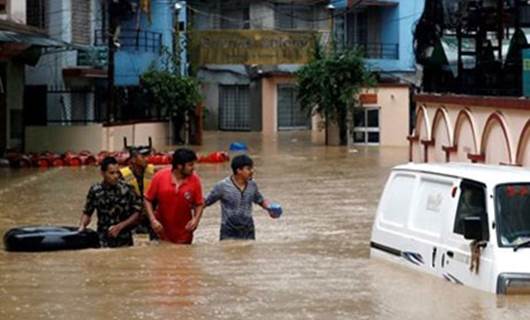 Sel ve toprak kayması sonucu 30 kişi yaşamını yitirdi