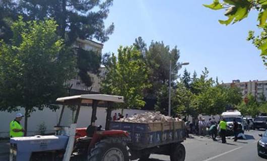 Diyarbakır’da minibüs ile traktör çarpıştı: 16 yaralı