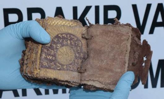Diyarbakır’da Roma dönemine ait altın yazmalı kitap ele geçirildi