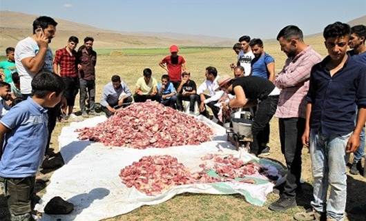 VAN - 3 ton kurban eti 700 kişiye eşit dağıtıldı