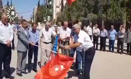 Partiya Komunîst a Sûrî ala Tirkiyê şewitand