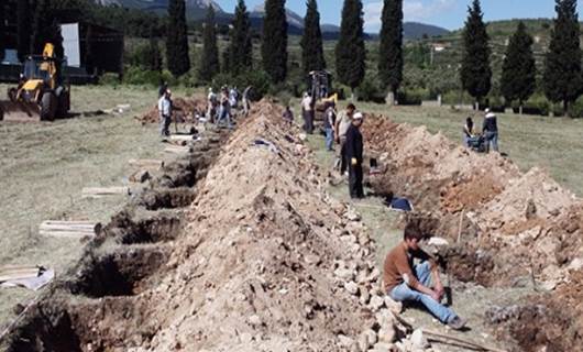 Li Manîsayê 110 gorên karkeran li kêleka hev hatin kolandin