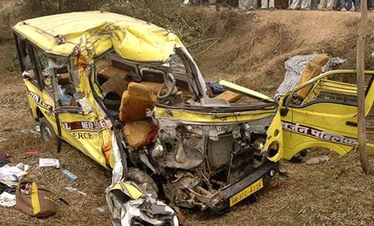 Hindistan’da minibüs ile kamyonet çarpıştı: 16 ölü, 8 yaralı