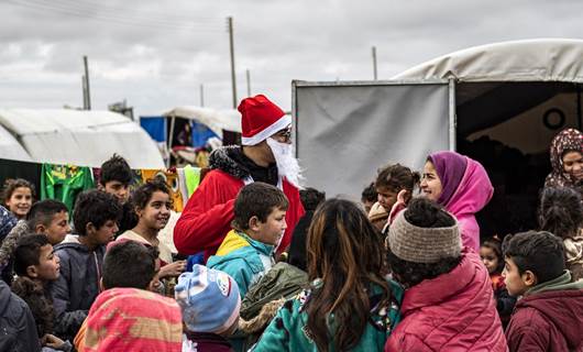 Volunteers spread Christmas cheer at Syrian IDP camp