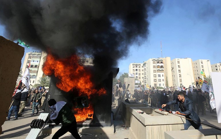 خۆپیشاندانی لایەنگرانی حەشدی شەعبی لەبەردەم باڵیۆزخانەی ئەمریکا لە عێراق