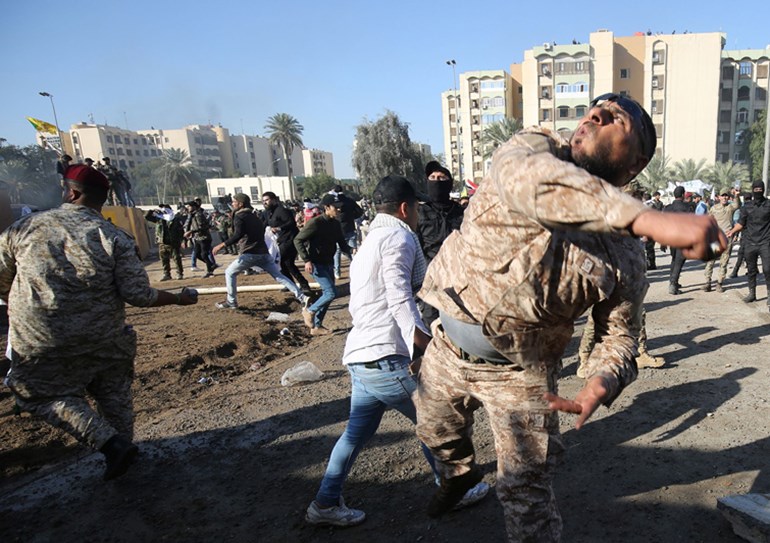 لایەنگرانی حەشدی شەعبی لەبەردەم باڵیۆزخانەی ئەمریکا لە بەغدا AFP