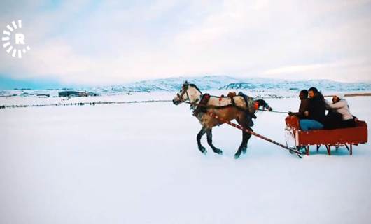 300 metre derinliğindeki Çıldır Gölü üzerinde kızak keyfi