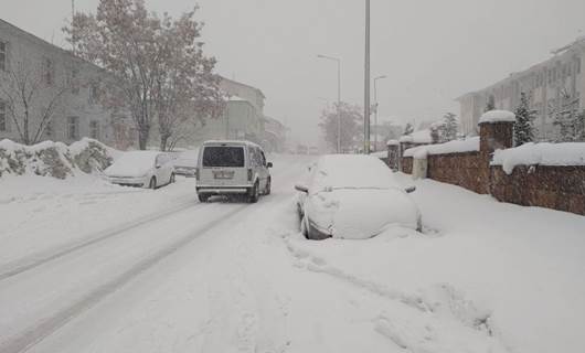 Erzurum-Karlıova kara yolu kar ve tipi nedeniyle kapandı