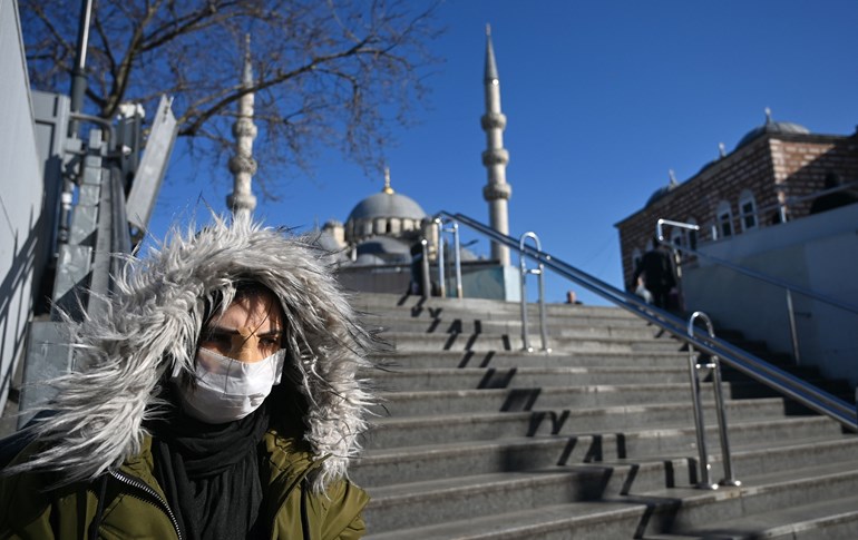 A woman wears a protective face mask in the streets of Istanbul, Turkey, March 17, 2020. Photo: Ozan Kose / AFP