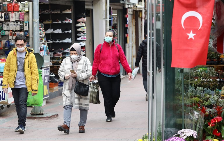 Pedestrians wearing facemasks walk on a street in Ankara, March 30, 2020. Photo: Adem Altan / AFP