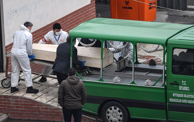 Health officials load a coffin into a funeral vehicle at an Istanbul morgue, March 31, 2020. Photo: Ozan Kose / AFP