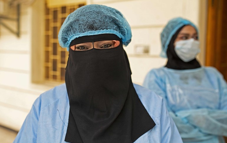 A nurse wears a facemask with a full face veil at Basra University Hospital, April 1, 2020. Photo: Hussein Faleh / AFP 