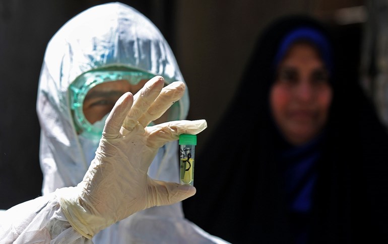 An Iraqi doctor tests residents for COVID-19 in Baghdad's Sadr City, April 2, 2020. Photo: Ahmad al-Rubaye / AFP