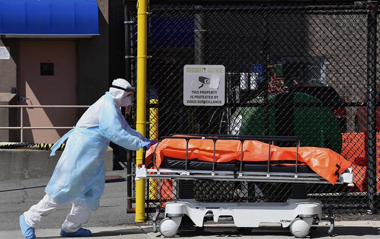 Medical staff move bodies from the Wyckoff Heights Medical Center to a refrigerated truck in Brooklyn, New York, April 2, 2020. Photo: Angela Weiss / AFP 
