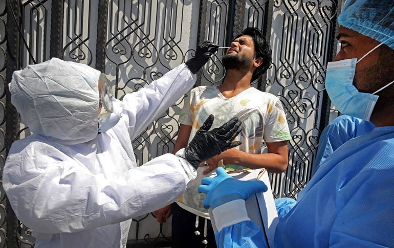 Iraqi doctors test a resident for COVID-19 in Baghdad's Sadr City, April 2, 2020. Photo: Ahmad al-Rubaye / AFP