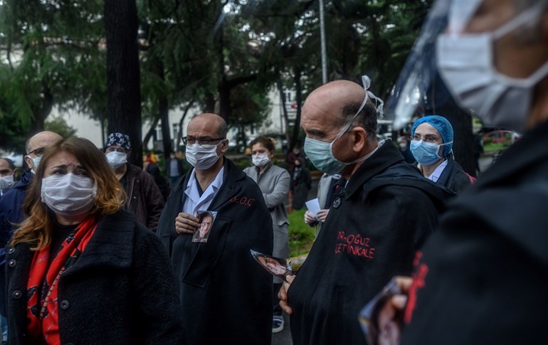  Members of Cerrahpasa Faculty of Medicine hold a minute' silence for their retired colleague professor doctor Feriha Oz who passed away from coronavirus on April 3, 2020. Photo: Bulent Kilic/AFP