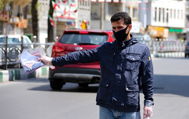  An Iranian man sells face masks on a street in the capital Tehran on April 5, 2020. Photo: Atta Kenare / AFP