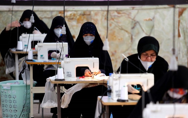 Iranian women, members of the paramilitary Basij organization, make face masks and other protective items at a mosque in Tehran, Iran, April 5, 2020. Photo: Atta Kenare / AFP