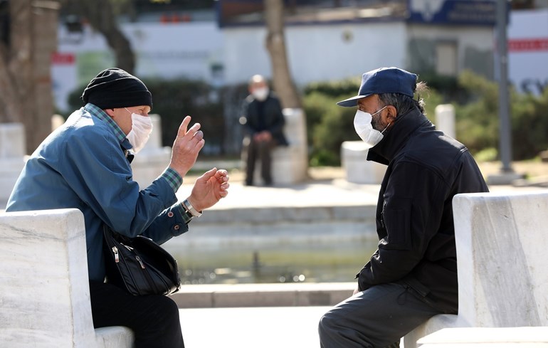 Men wearing protective masks speak in Guven Park in Kızılay, Ankara, on April 6, 2020. Photo: Adem Altan/ AFP