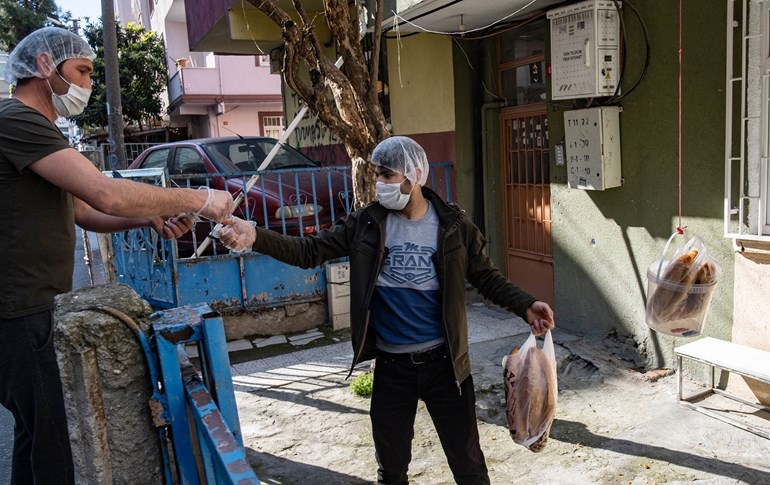  A baker puts bread in a basket hung from a window in Istanbul on April 11, 2020 in Istanbul. Photo: Yasin Akgul / AFP