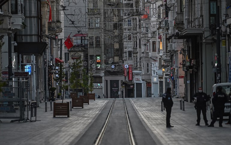 Turkish police officers patrol the deserted Istiklal street at Taksim district in Istanbul, on April 12, 2020, during a two-day curfew to prevent the spread of the epidemic COVID-19. Photo: Ozan Kose/ AFP