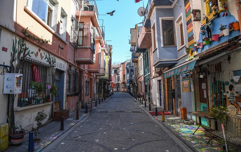 A deserted street in Istanbul's Balat district on April 12, 2020. Photo: Ozan Kose/AFP