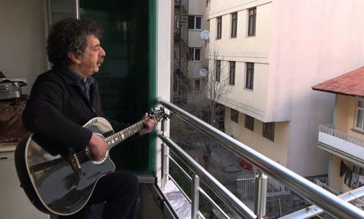 Sanatçı Metin Kahraman, Dersim'de balkon konseri verdi