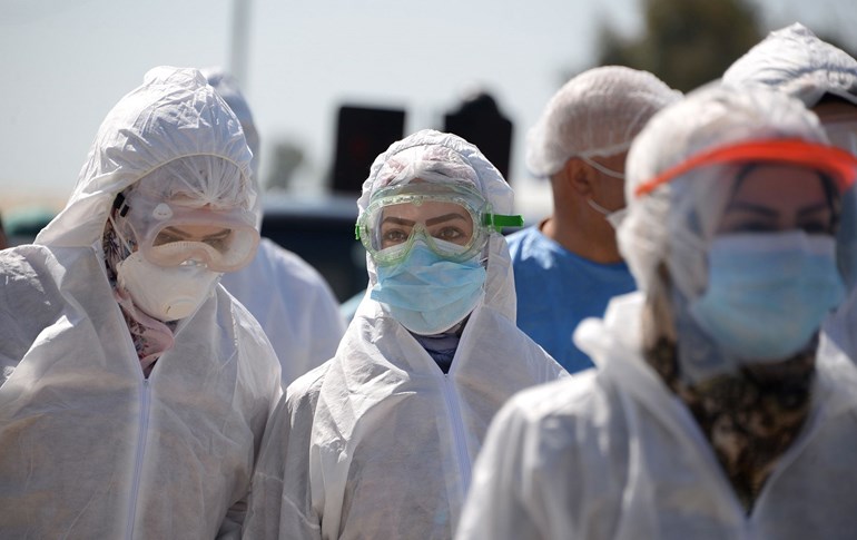 Iraqi medical personnel gather in a show of support for healthcare workers and patients in Mosul on April 14, 2020. Photo: Zaid al-Obeidi / AFP