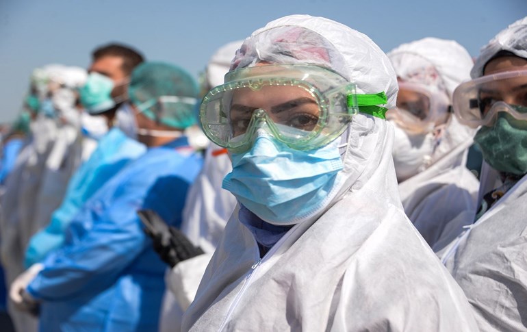 Iraqi medical personnel gather in a show of support for healthcare workers and patients during the coronavirus (COVID-19) pandemic in the northern Iraqi city of Mosul on April 14, 2020. Photo: Zaid al-Obeidi / AFP