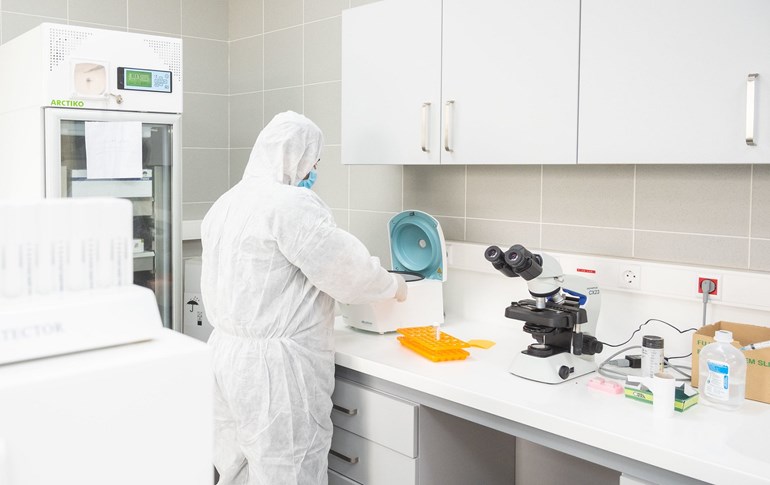 A health worker at a testing lab at Erbil's Peshmerga Hospital on April 11, 2020. Photo: Bilind T.Abdullah