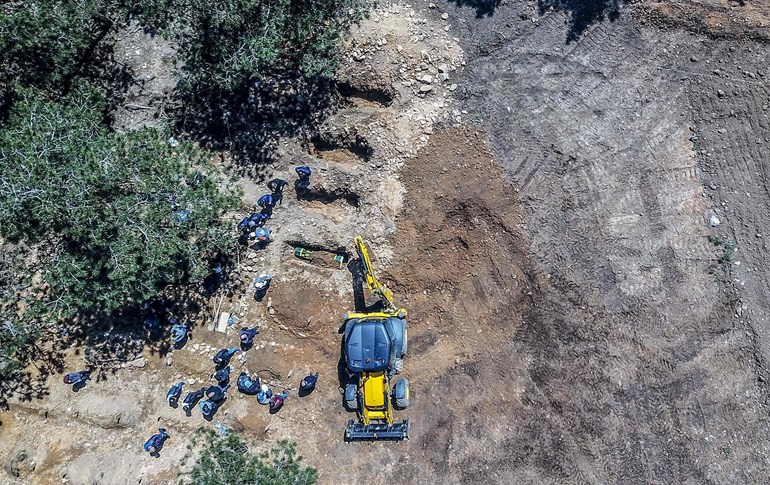 An aerial picture shows a cemetery for victims infected with COVID-19 in Istanbul, Turkey, April 16, 2020. Photo: Bulent Kilic / AFP 