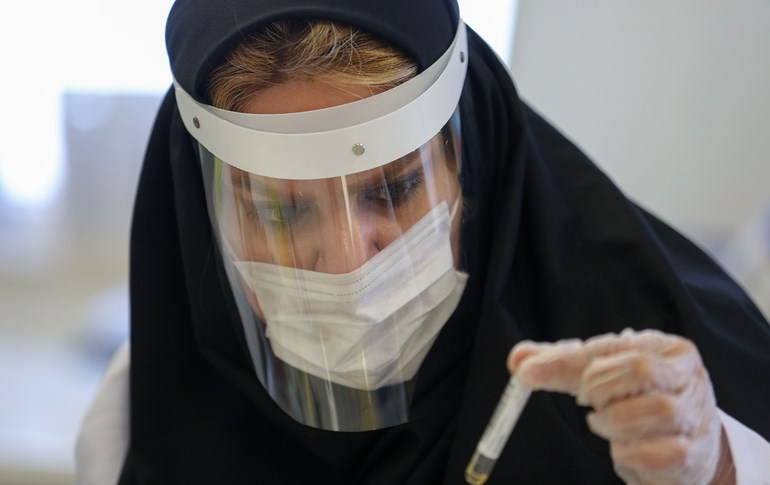 An Iranian doctor produces COVID-19 testing kits at a medical center in Karaj, Iran, April 11, 2020. Photo: Atta Kenare / AFP 