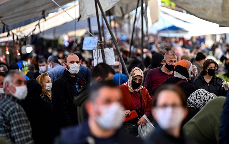 People wearing facemasks walk around a market in Istanbul, Turkey, April 17, 2020. Photo: Ozan Kose / AFP 