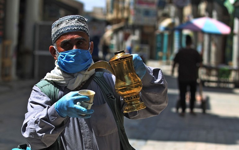 An Iraqi man sells coffee on Baghdad’s deserted al-Mutanabbi street, April 17, 2020. Photo: Ahmad al-Rubaye / AFP