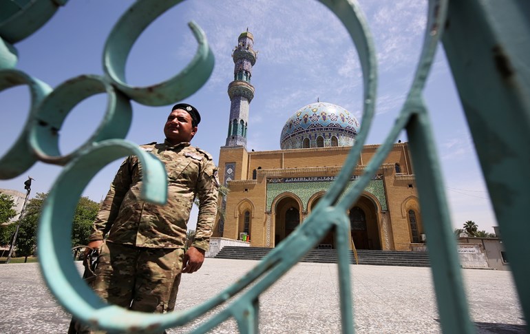 An Iraqi soldiers stands guard in front of the shuttered 17 Ramadan mosque in the capital Baghdad on April 24, 2020, during the first day of the Muslim holy month of Ramadan. Photo: Ahmad Al-Rubaye/ AFP