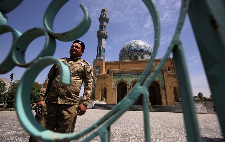 An Iraqi soldier stands guard in front of the shuttered 17 Ramadan mosque in the capital Baghdad on April 24, 2020. Photo: Ahmad al-Rubaye/AFP