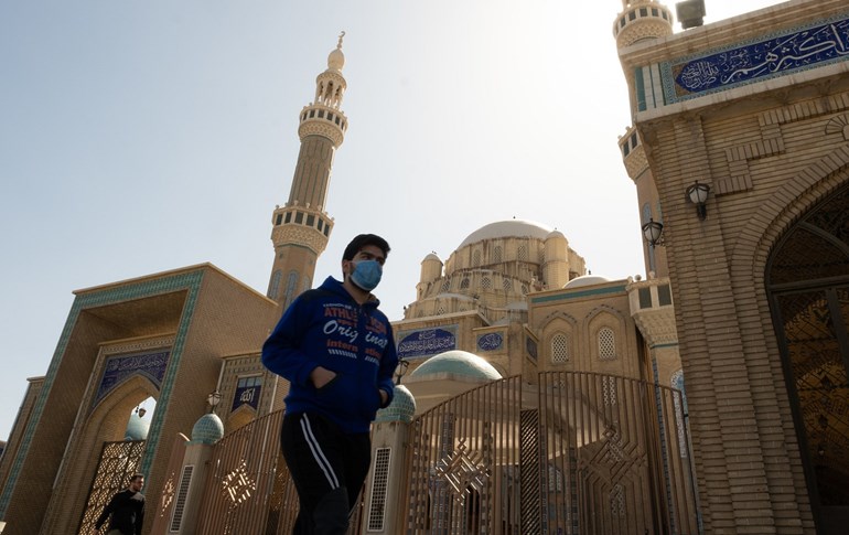 A man in a face mask walks past an Erbil mosque. Photo: Bilind T. Abdullah/Rudaw