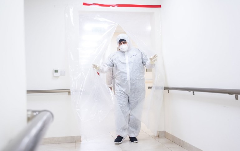 A health worker at Erbil's peshmerga hospital on April 11, 2020. Photo: Bilind T.Adbullah/Rudaw