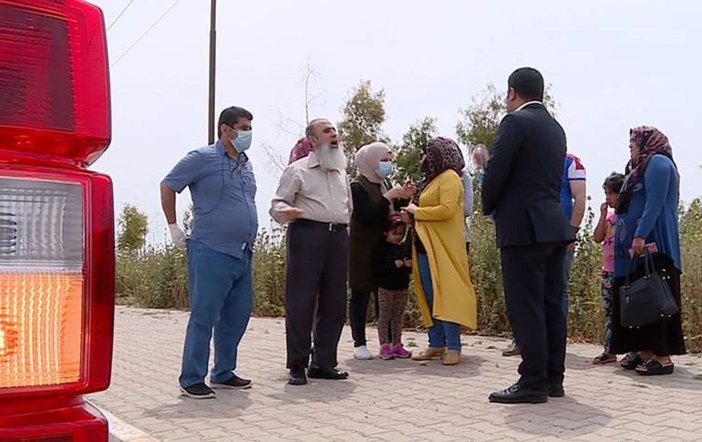 Kirkuk health workers and their families on the Kirkuk-Erbil road on April 29. 2020. Photo: Rudaw