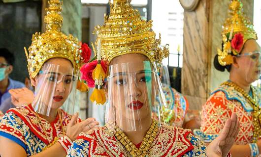 FOTO - Taylandlı kadınlar özel bir maske ile dans ediyor